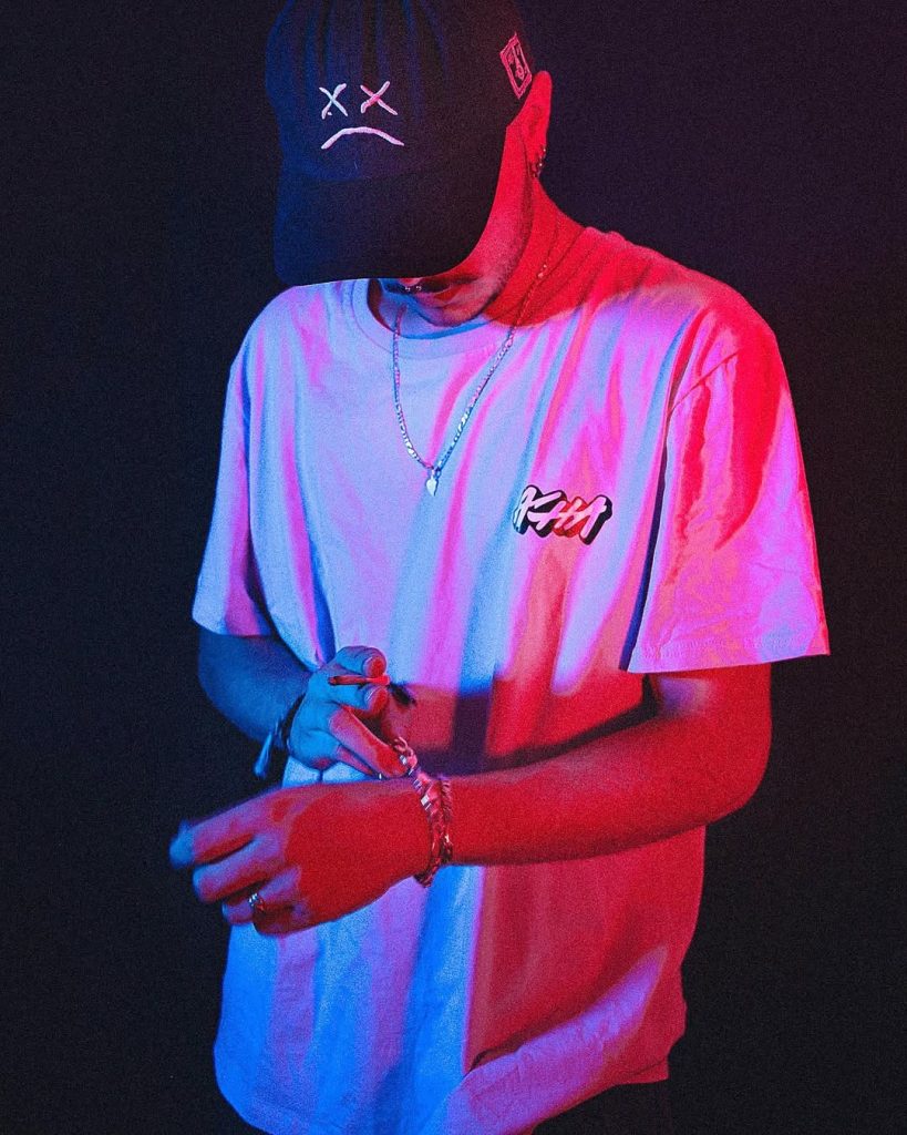 Retrato creativo de un modelo masculino con iluminación artística en estudio profesional.