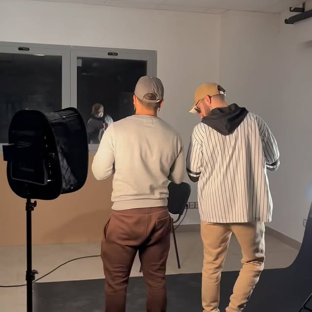 Fotógrafos ajustando la iluminación y el equipo en un estudio profesional en Sevilla.