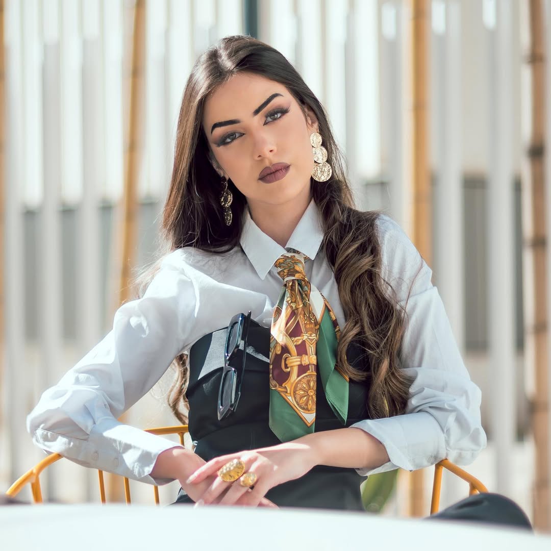 Modelo posando en una sesión fotográfica al aire libre con estilo elegante y moderno.