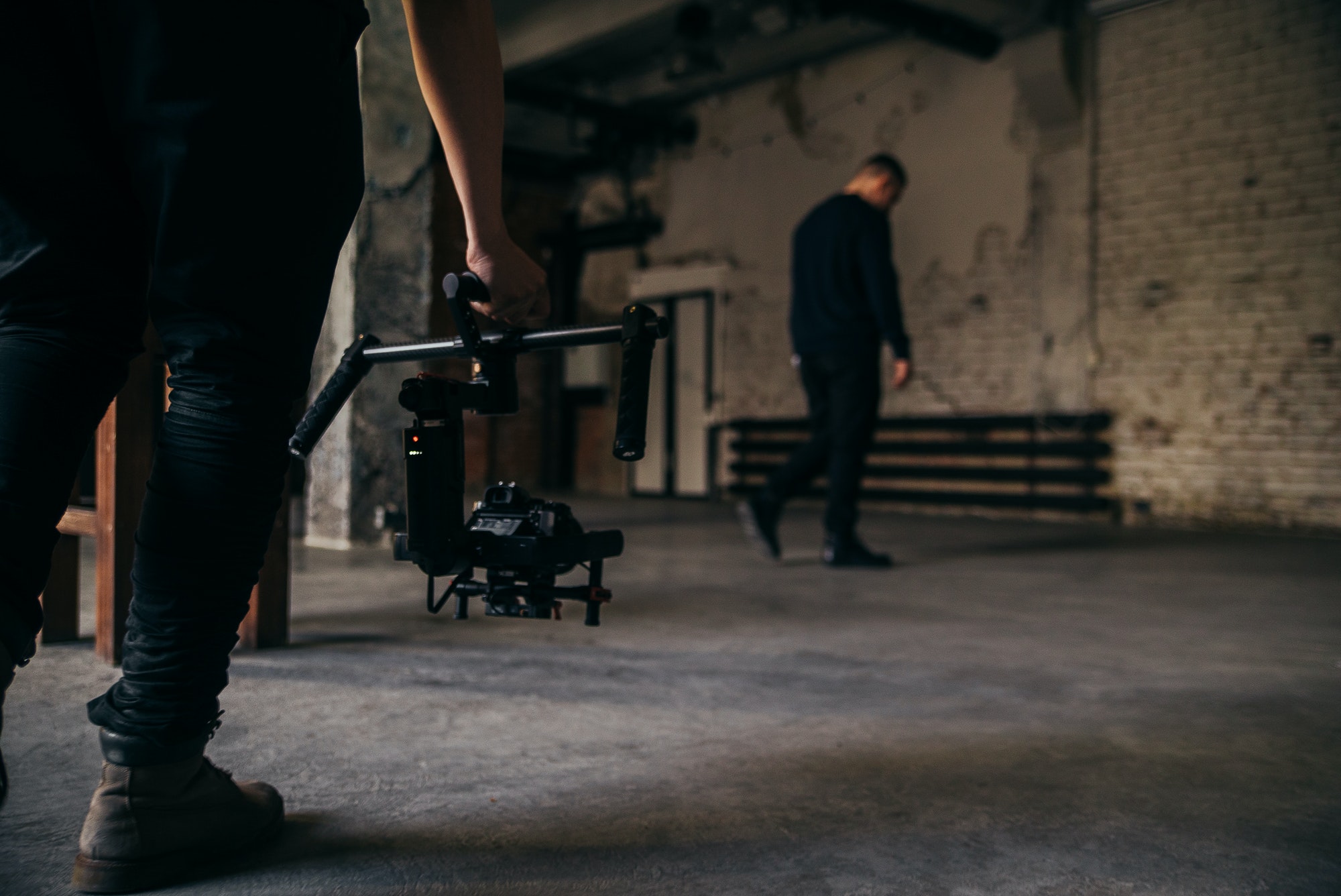 Profesional con equipo de grabación durante el rodaje de una escena en un estudio creativo en Sevilla.